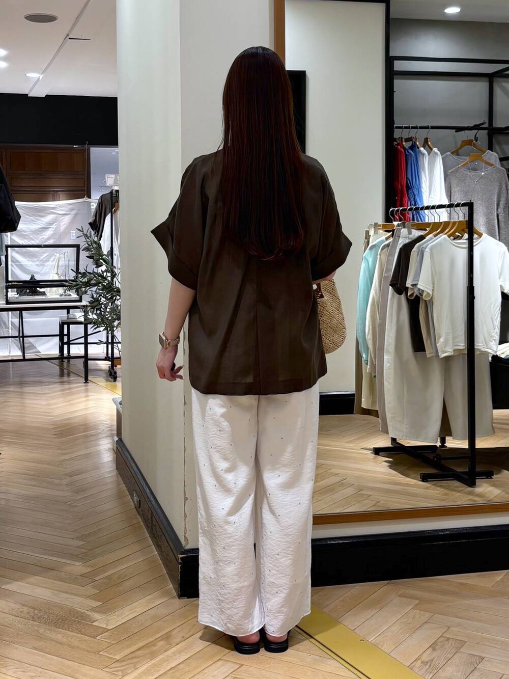 ブラウン系のテーラードジャケット、ホワイト系のその他パンツ、ブラック系のサンダルを着用したレディースの春コーディネートの4枚目の写真