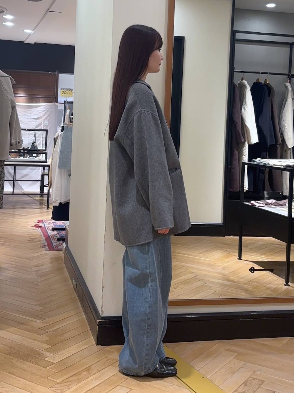 グレー系のその他アウター、ブラック系のローファー、ブルー系のデニムパンツを着用したレディースの秋コーディネートの2枚目の写真