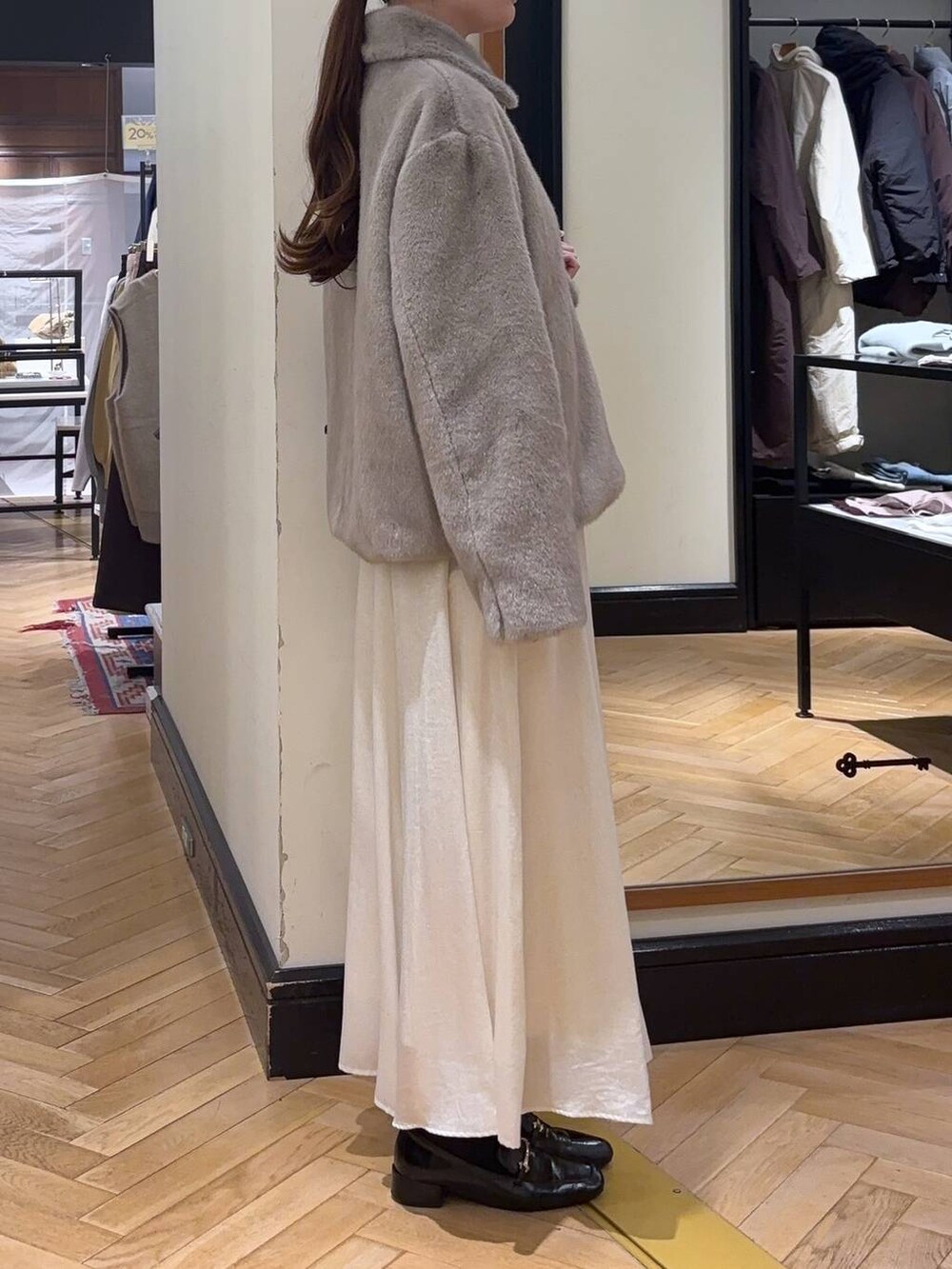 ブラック系のローファー、グレー系のその他アウター、ブラック系のショルダーバッグを着用したレディースの秋コーディネートの4枚目の写真