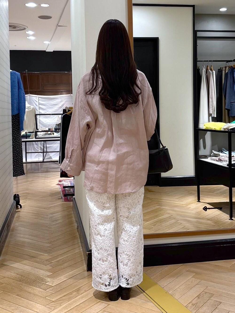 ブラック系のローファー、ピンク系のシャツ/ブラウス、ブラック系のショルダーバッグを着用したレディースの春コーディネートの4枚目の写真