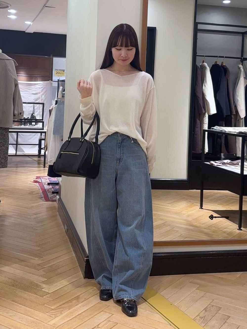 グレー系のその他アウター、ブラック系のローファー、ブルー系のデニムパンツを着用したレディースの秋コーディネートの5枚目の写真