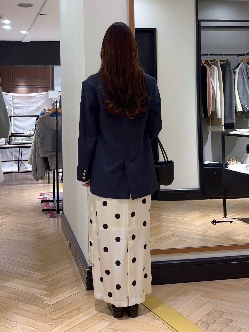 ブラック系のローファー、ブルー系のテーラードジャケット、ホワイト系のTシャツ/カットソーを着用したレディースの冬コーディネートの4枚目の写真