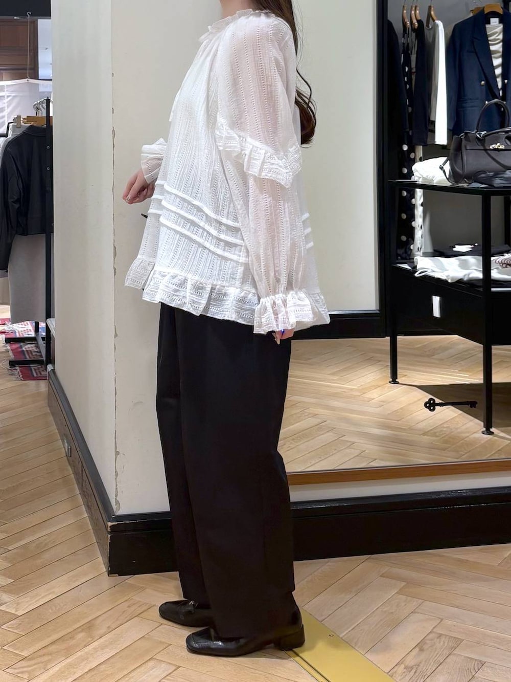 ブラック系のローファー、ブラック系のショルダーバッグ、ホワイト系のシャツ/ブラウスを着用したレディースの春コーディネートの4枚目の写真