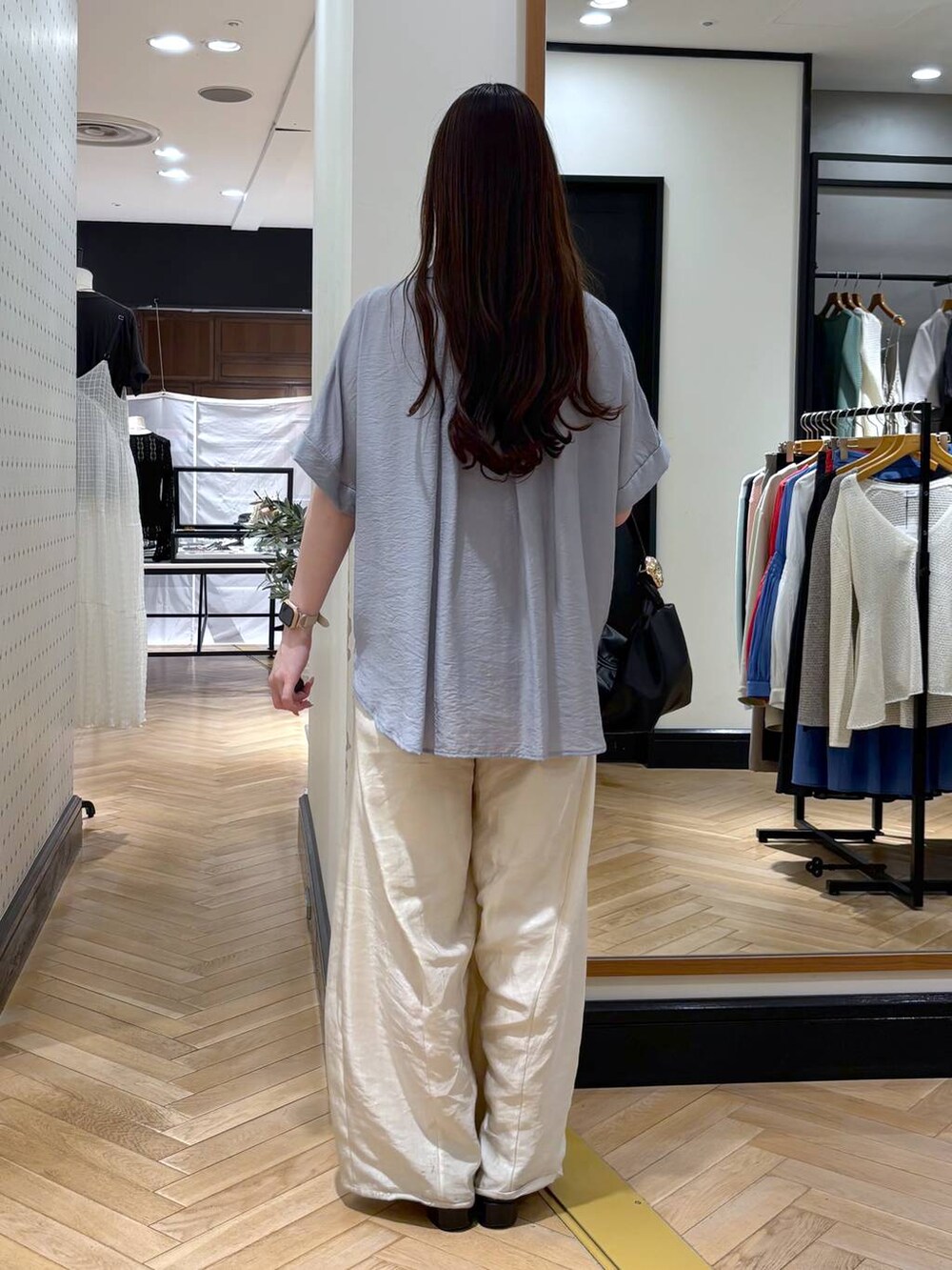 ブラック系のローファー、ホワイト系のその他パンツ、ブラック系のショルダーバッグを着用したレディースの春コーディネートの4枚目の写真