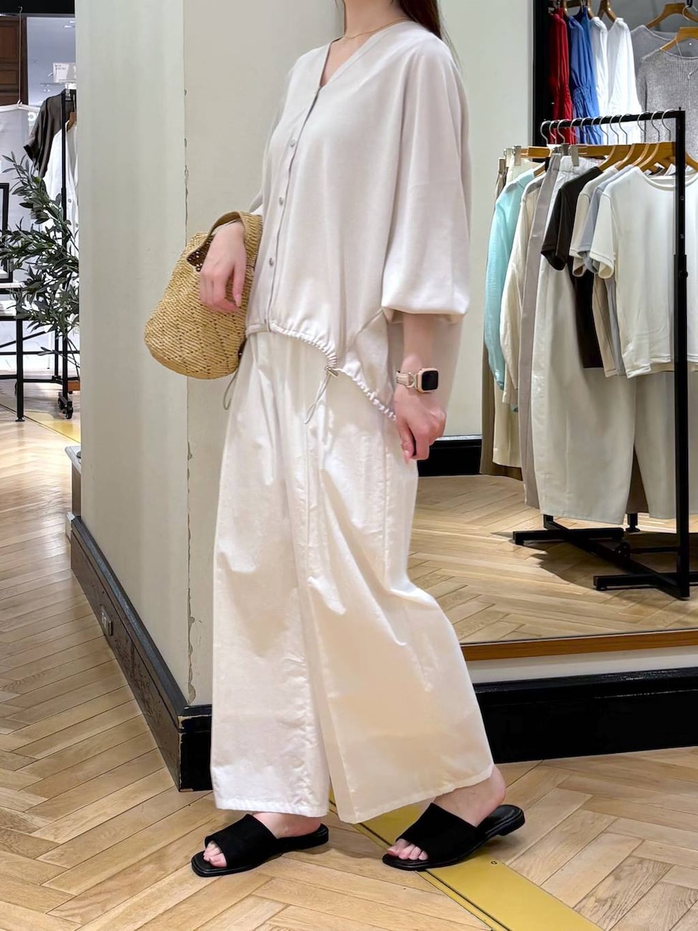 グレー系のカーディガン/ボレロ、ホワイト系のその他パンツ、ブラック系のサンダルを着用したレディースの春コーディネートの3枚目の写真