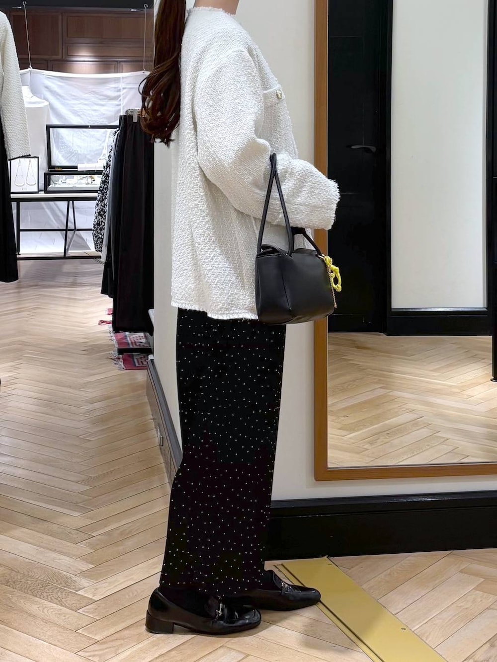 ブラック系のローファー、その他のスカート、ホワイト系のノーカラージャケットを着用したレディースの冬コーディネートの3枚目の写真