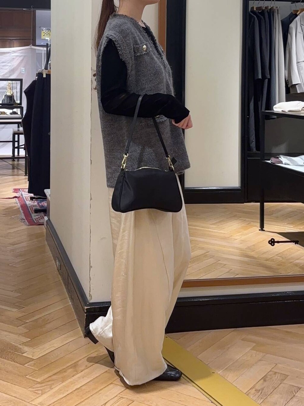 グレー系のベスト、ブラック系のローファー、ブラック系のTシャツ/カットソーを着用したレディースの秋コーディネートの3枚目の写真