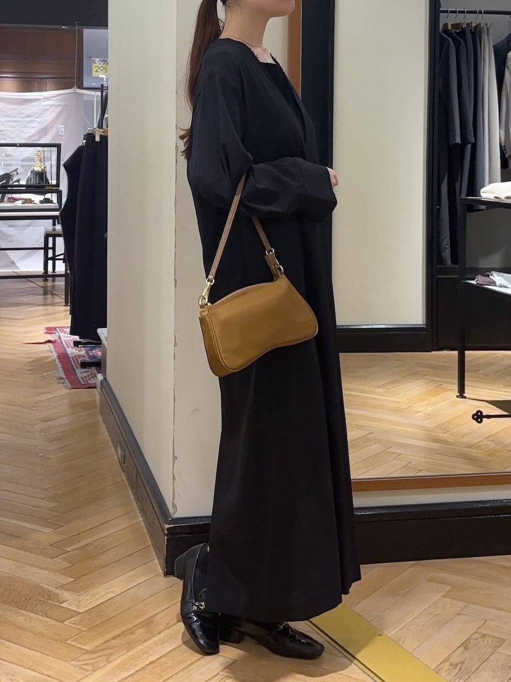 ブラック系のローファー、イエロー系のショルダーバッグ、ブラック系のTシャツ/カットソーを着用したレディースの秋コーディネートの2枚目の写真