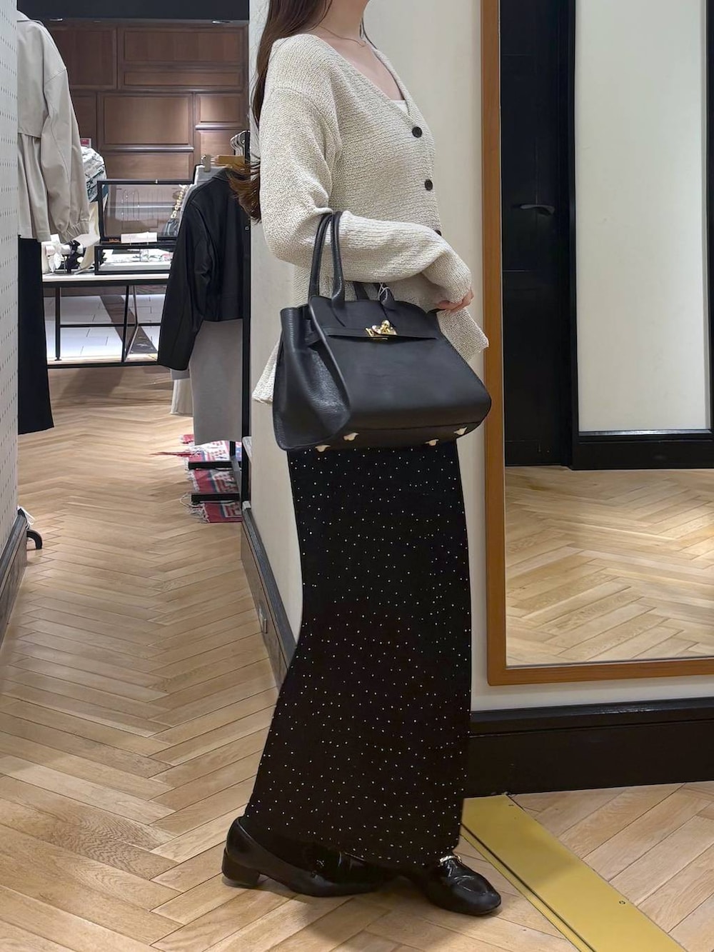 ブラック系のローファー、その他のスカート、ホワイト系のカーディガン/ボレロを着用したレディースの春コーディネートの2枚目の写真