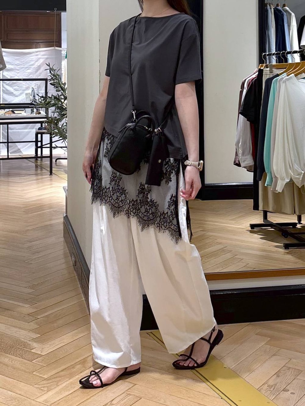 ホワイト系のその他パンツ、ブラック系のショルダーバッグ、グレー系のTシャツ/カットソーを着用したレディースの春コーディネートの3枚目の写真