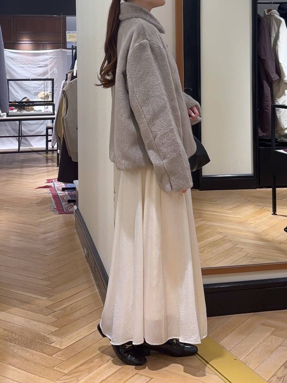 ブラック系のローファー、グレー系のその他アウター、ブラック系のショルダーバッグを着用したレディースの秋コーディネートの3枚目の写真