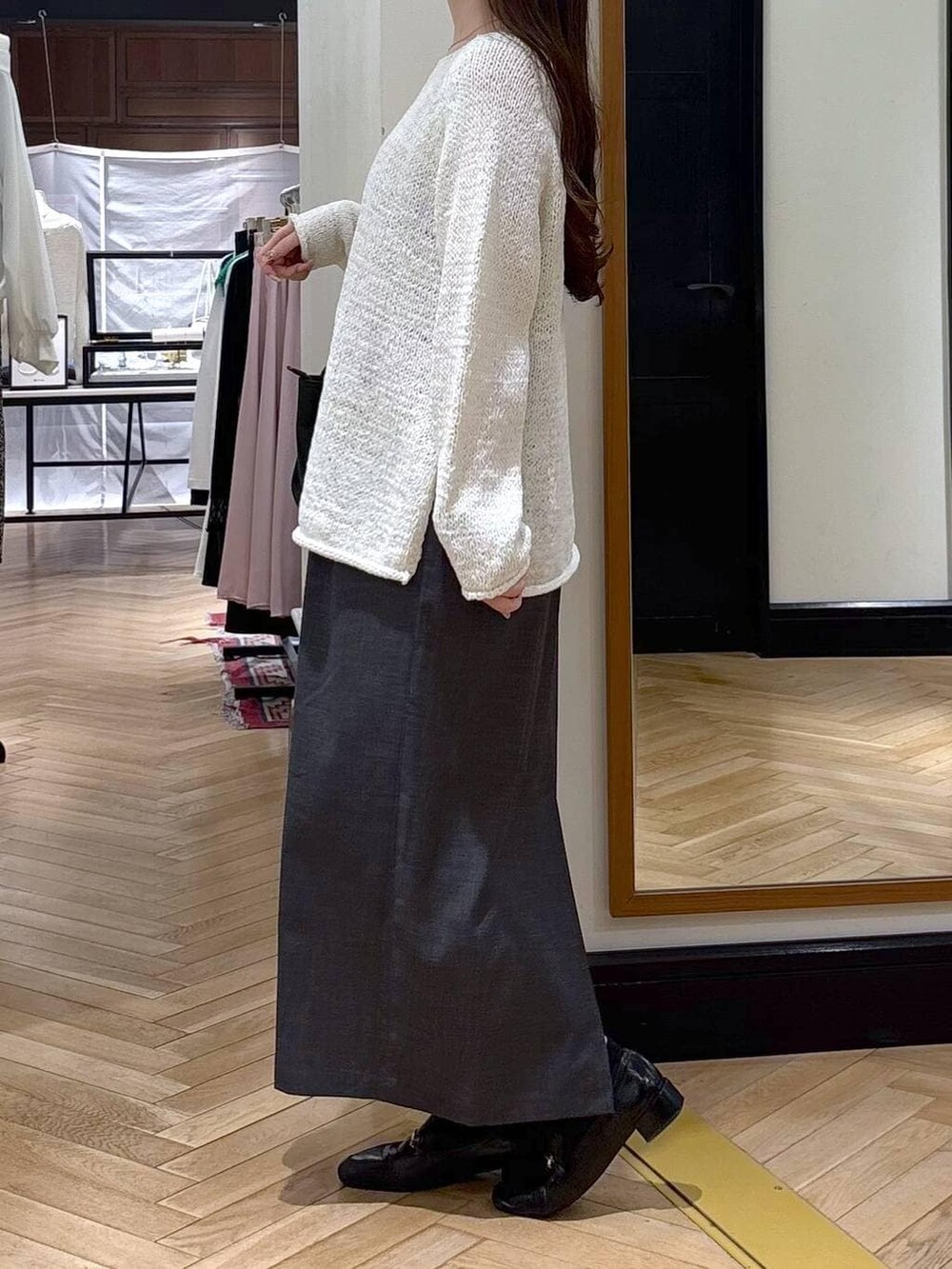 ブラック系のローファー、ブラック系のショルダーバッグ、ホワイト系のニット/セーターを着用したレディースの春コーディネートの3枚目の写真