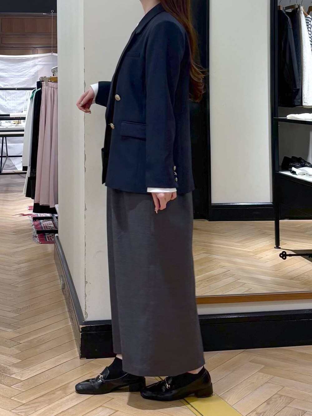 ブラック系のローファー、ベージュ系のテーラードジャケット、ブラック系のショルダーバッグを着用したレディースの春コーディネートの3枚目の写真