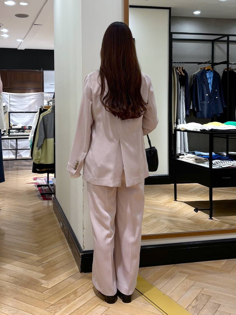 ブラック系のローファー、ホワイト系のTシャツ/カットソー、ピンク系のノーカラージャケットを着用したレディースの春コーディネートの4枚目の写真