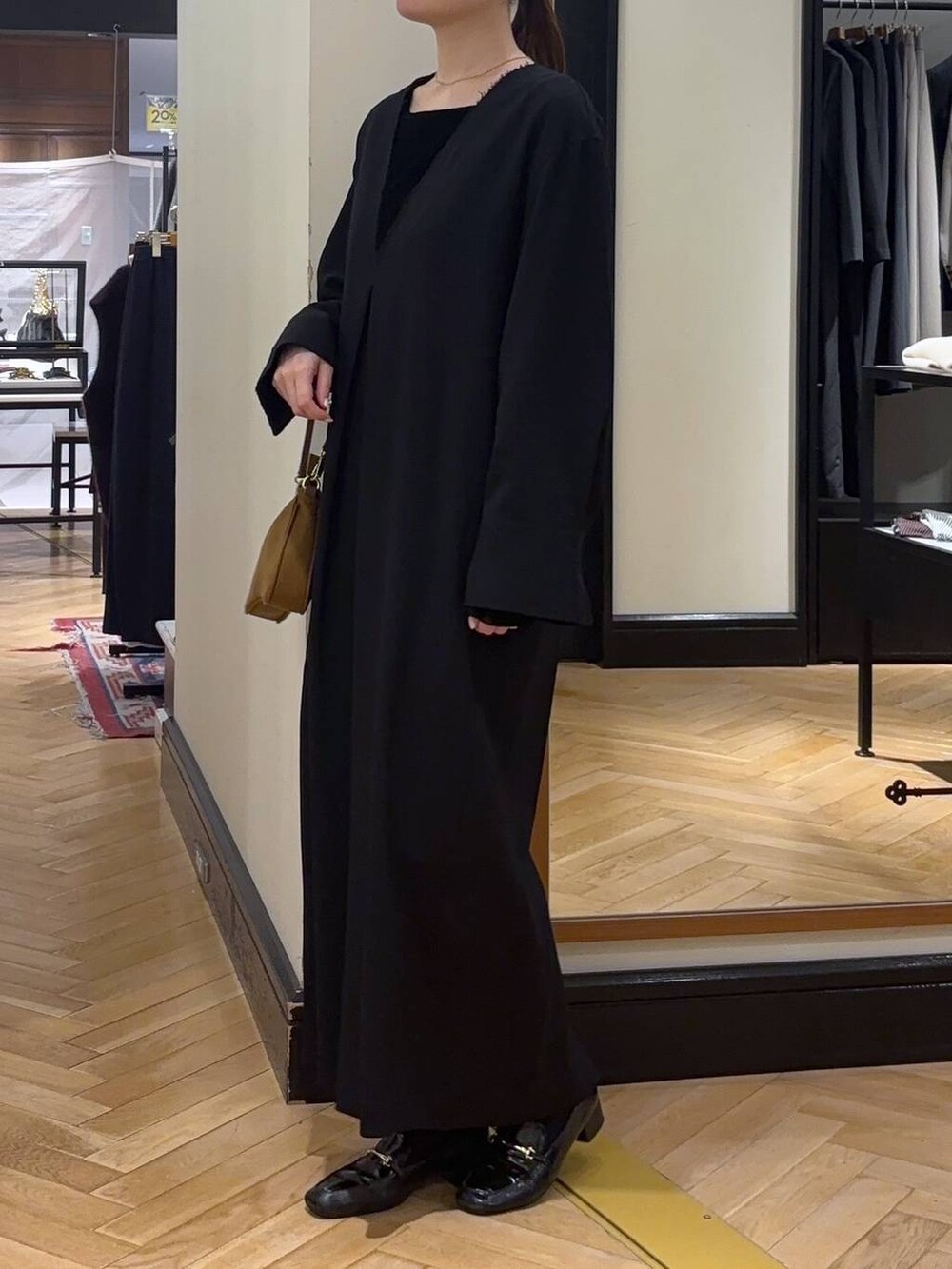 ブラック系のローファー、イエロー系のショルダーバッグ、ブラック系のTシャツ/カットソーを着用したレディースの秋コーディネートの4枚目の写真