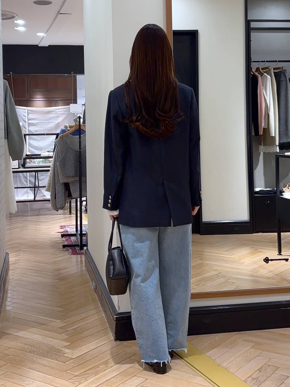 ブラック系のローファー、ブルー系のデニムパンツ、ブルー系のテーラードジャケットを着用したレディースの冬コーディネートの5枚目の写真