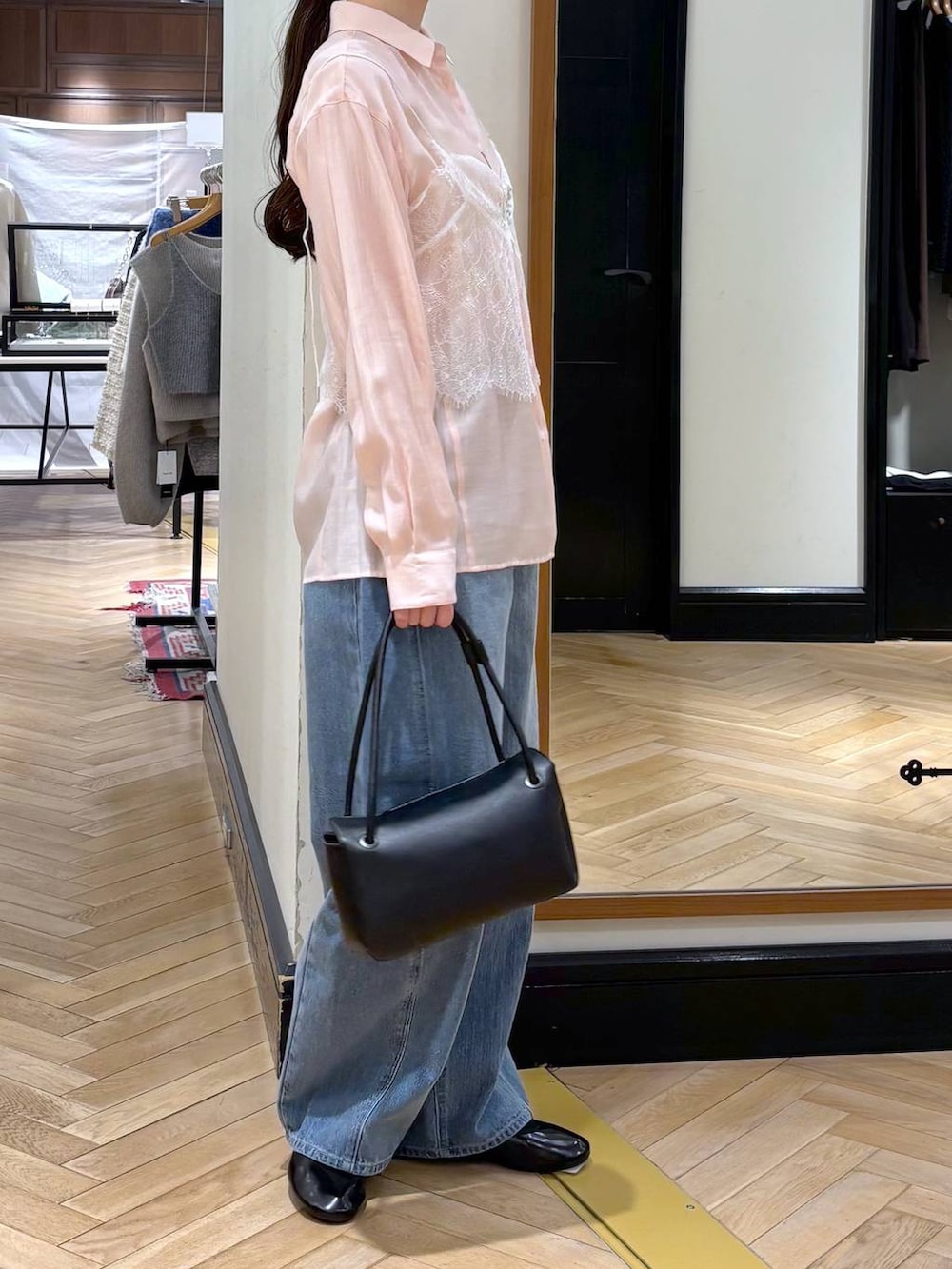 ブルー系のデニムパンツ、ブラック系のショルダーバッグ、ピンク系のシャツ/ブラウスを着用したレディースの冬コーディネートの2枚目の写真