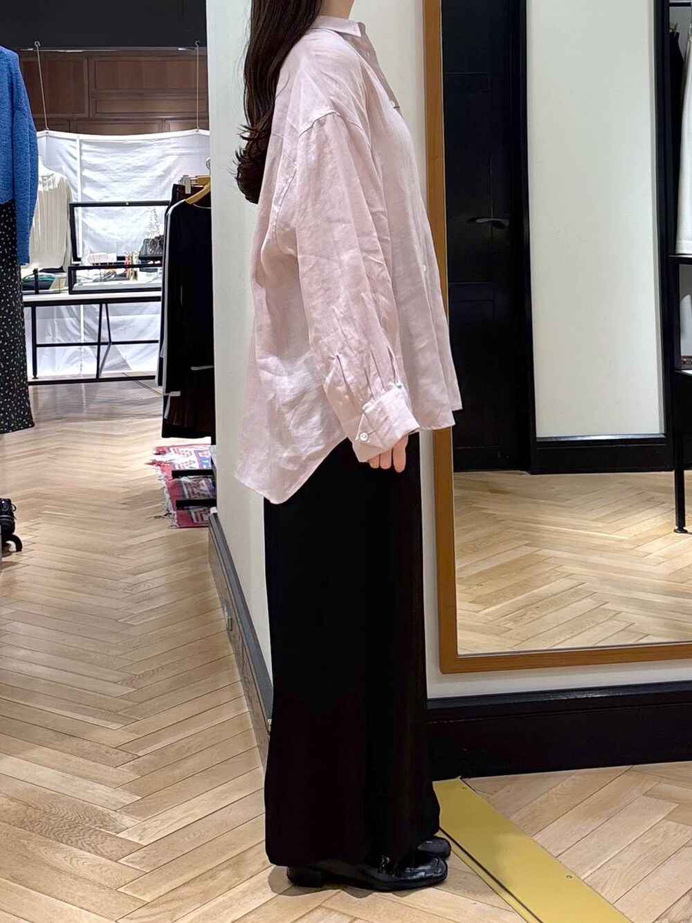 ブラック系のローファー、ピンク系のシャツ/ブラウス、ブラック系のショルダーバッグを着用したレディースの春コーディネートの2枚目の写真