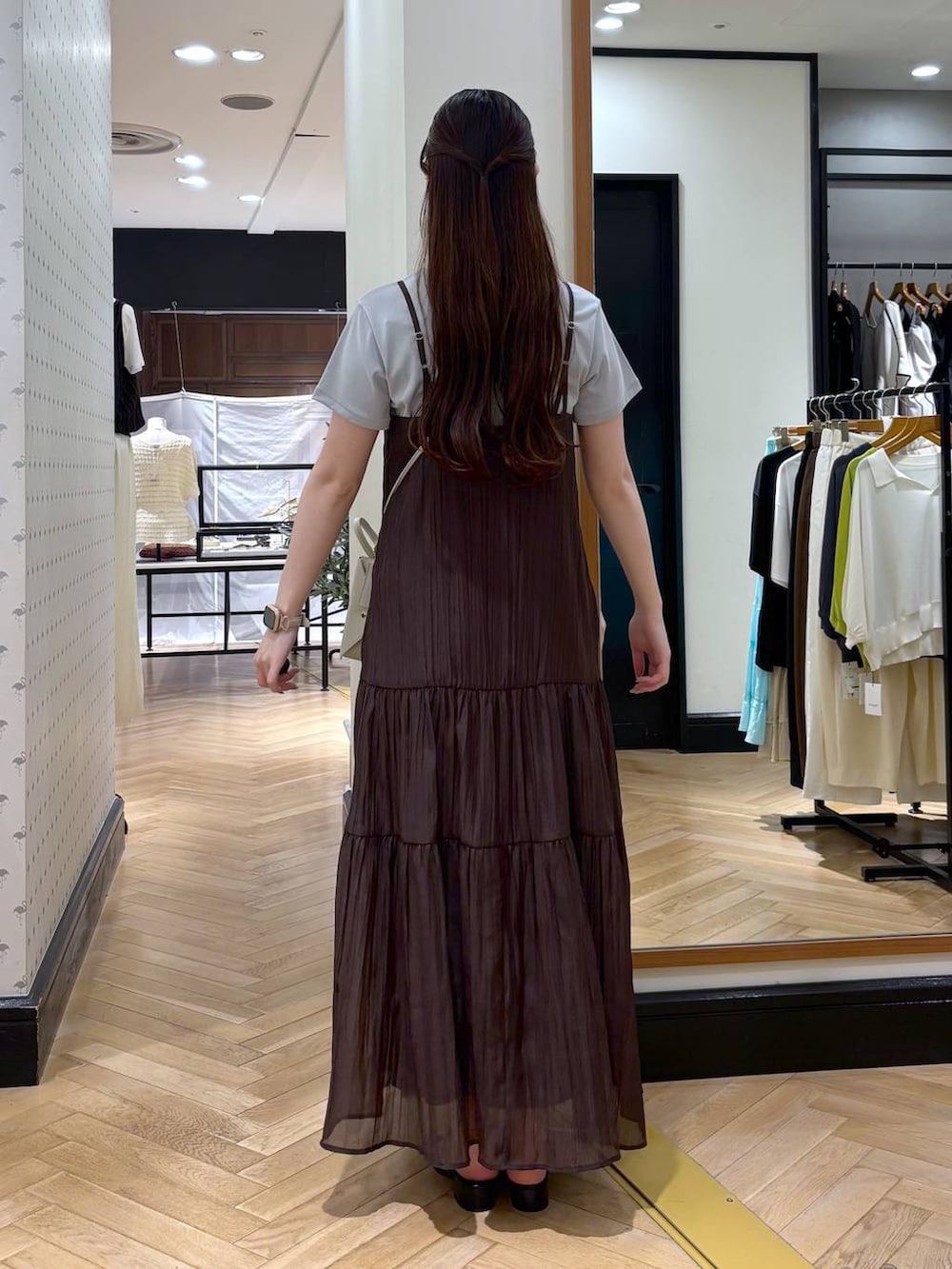 ブラック系のパンプス、ブルー系のTシャツ/カットソー、ブラウン系のワンピースを着用したレディースの夏コーディネートの3枚目の写真
