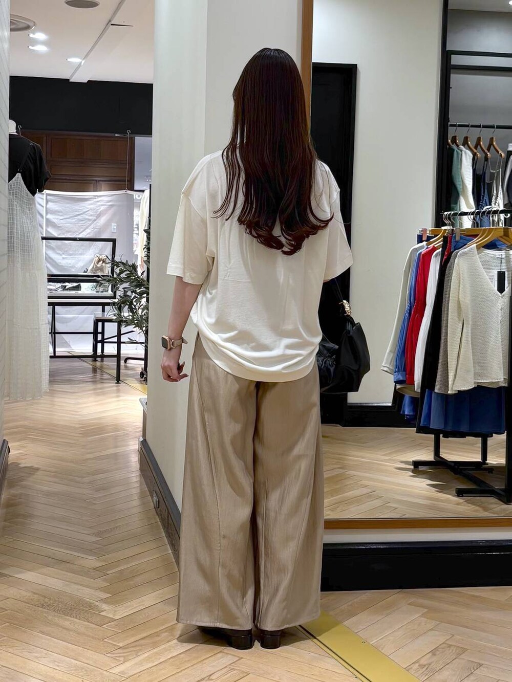 ブラック系のローファー、ベージュ系のその他パンツ、ブラック系のショルダーバッグを着用したレディースの春コーディネートの4枚目の写真