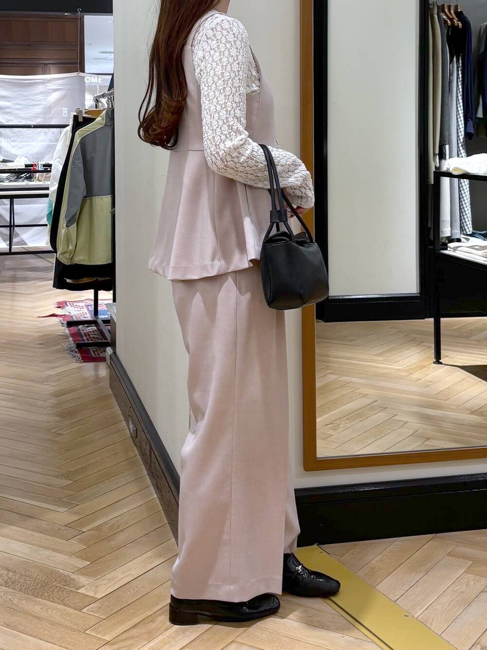 ブラック系のローファー、ホワイト系のTシャツ/カットソー、ピンク系のベストを着用したレディースの春コーディネートの2枚目の写真