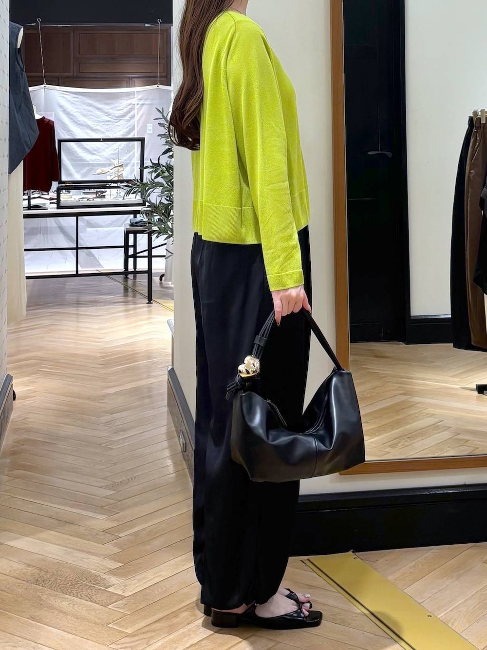 ブラック系のショルダーバッグ、グレー系のニット/セーター、ブラック系のパンプスを着用したレディースの夏コーディネートの3枚目の写真