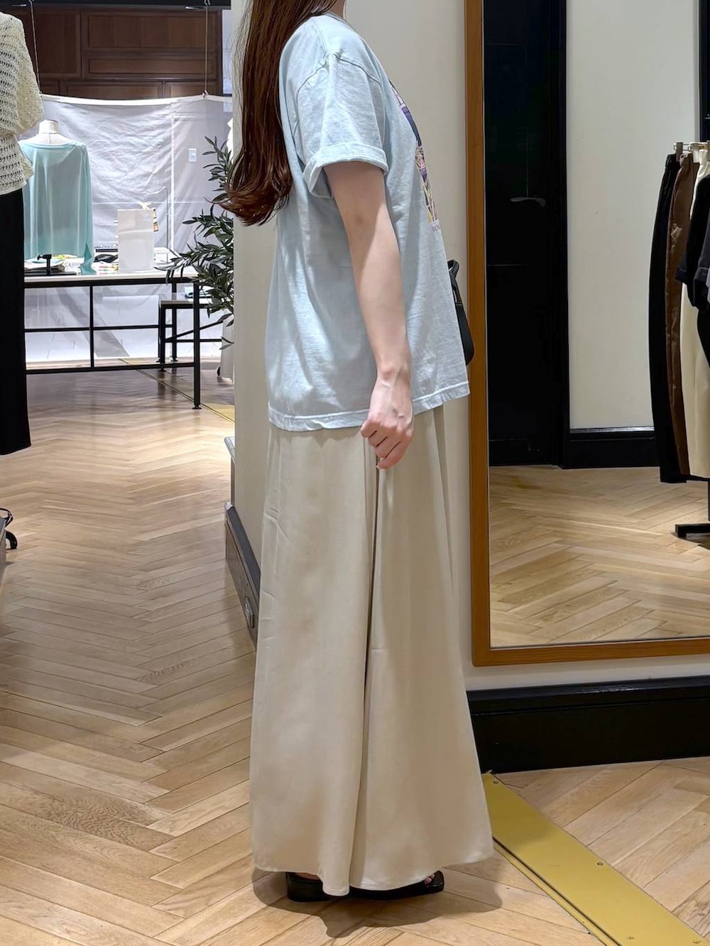 ホワイト系のスカート、ブルー系のTシャツ/カットソー、ブラック系のパンプスを着用したレディースの夏コーディネートの4枚目の写真