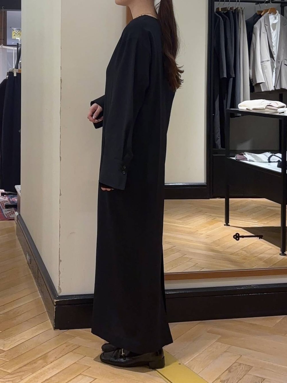 ブラック系のローファー、イエロー系のショルダーバッグ、ブラック系のTシャツ/カットソーを着用したレディースの秋コーディネートの5枚目の写真