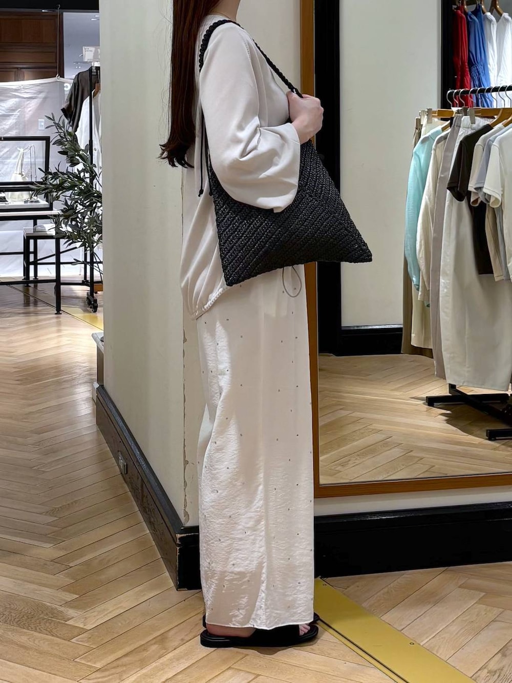 グレー系のカーディガン/ボレロ、ホワイト系のその他パンツ、ブラック系のサンダルを着用したレディースの春コーディネートの2枚目の写真