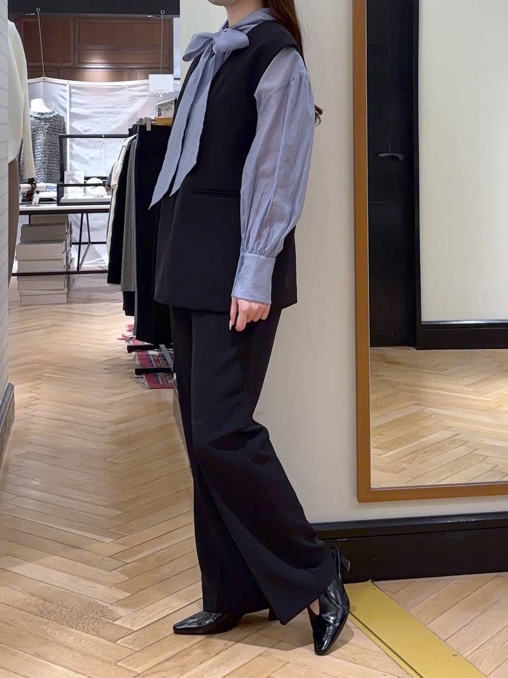 ブルー系のシャツ/ブラウス、ブルー系のスーツセット、ブラック系のその他シューズを着用したレディースの冬コーディネートの3枚目の写真