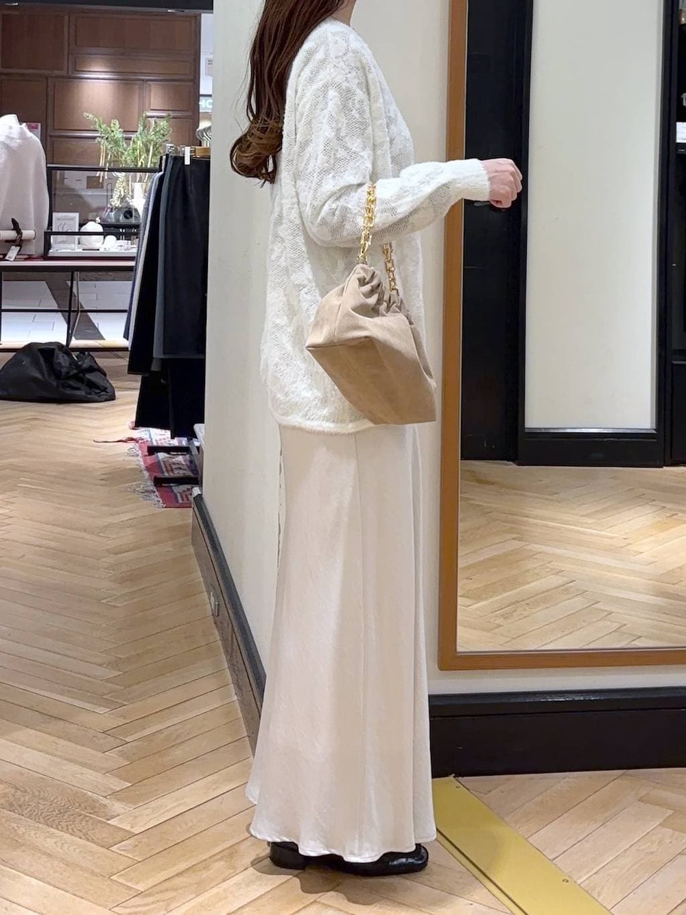 グレー系のTシャツ/カットソー、ブラック系のローファー、ホワイト系のスカートを着用したレディースの冬コーディネートの2枚目の写真