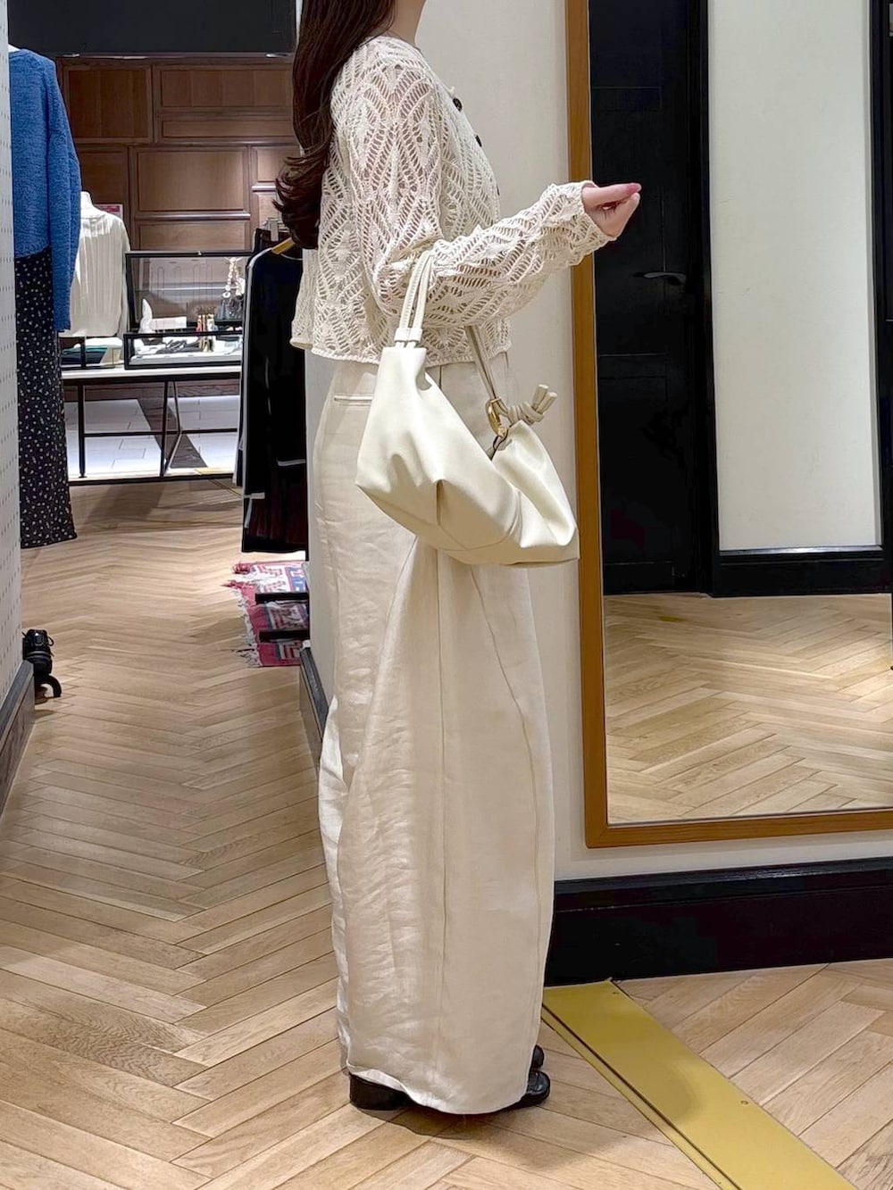 ブラック系のローファー、ホワイト系のその他パンツ、ホワイト系のカーディガン/ボレロを着用したレディースの春コーディネートの2枚目の写真