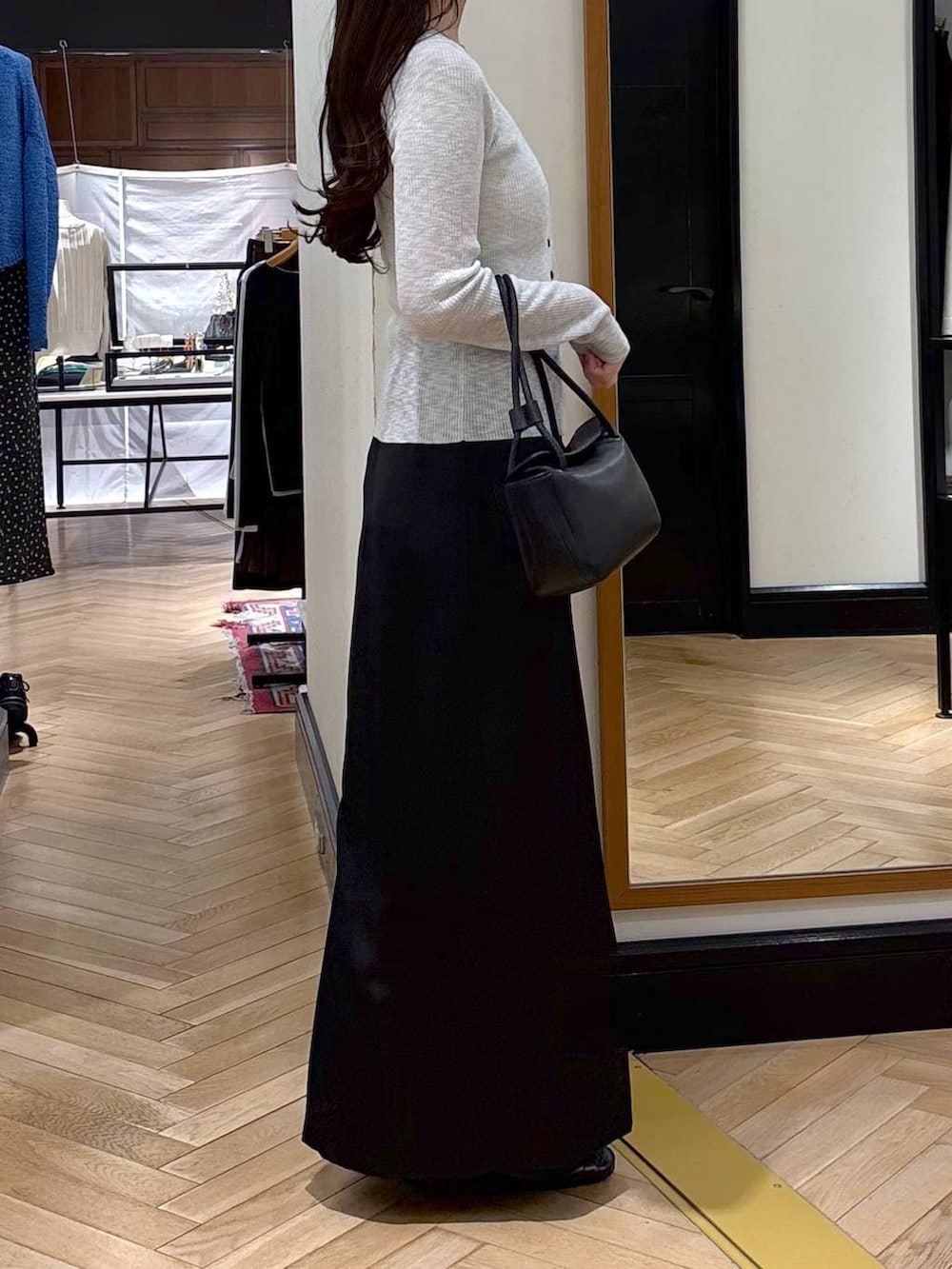 ブラック系のローファー、ブラック系のショルダーバッグ、グレー系のカーディガン/ボレロを着用したレディースの春コーディネートの2枚目の写真