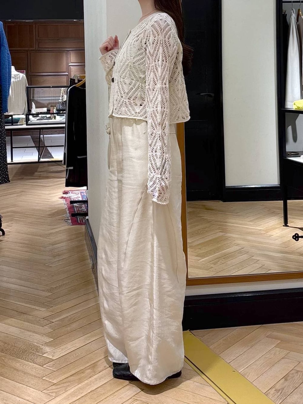 ブラック系のローファー、ホワイト系のその他パンツ、ホワイト系のカーディガン/ボレロを着用したレディースの春コーディネートの3枚目の写真