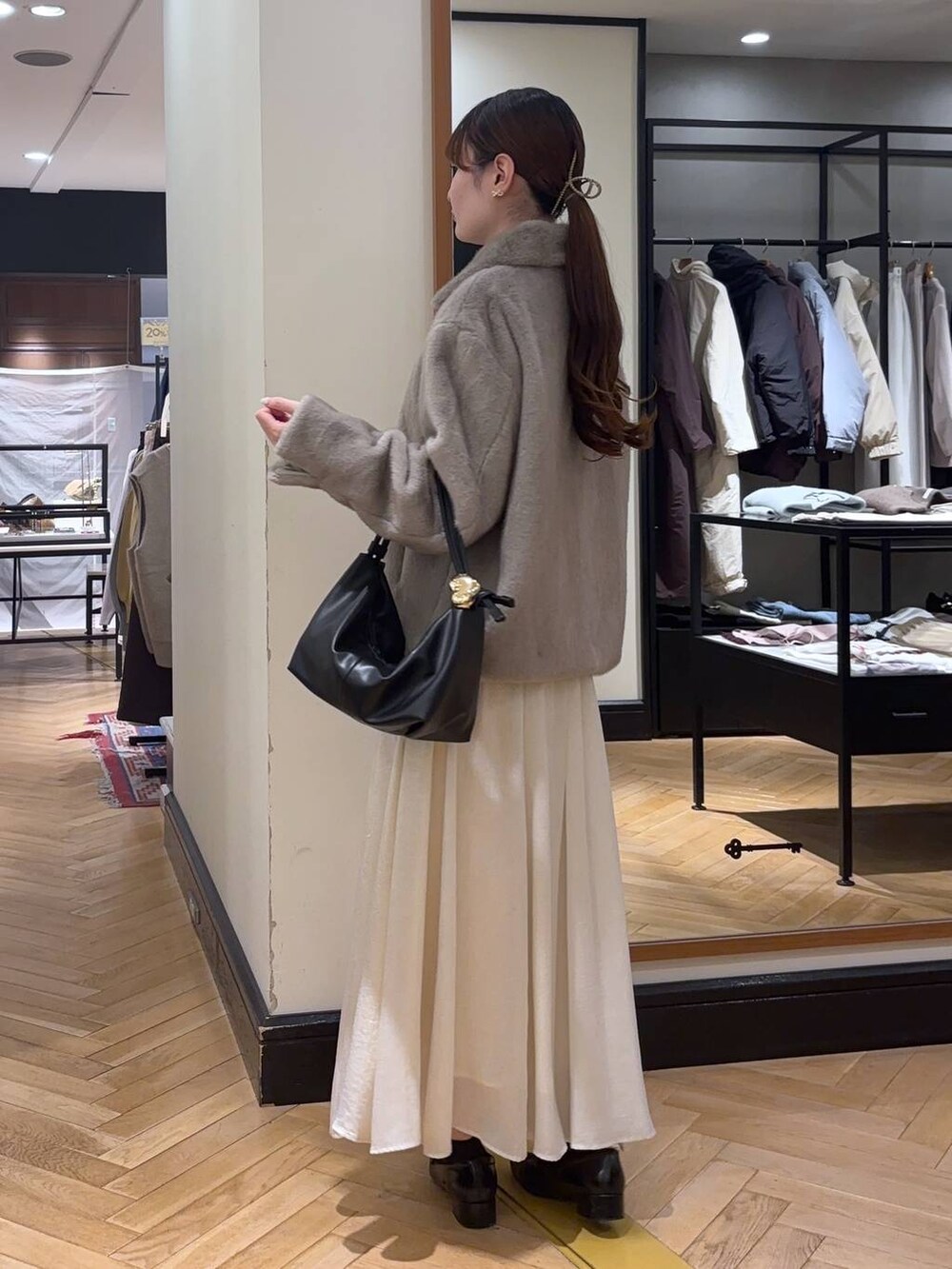 ブラック系のローファー、グレー系のその他アウター、ブラック系のショルダーバッグを着用したレディースの秋コーディネートの6枚目の写真