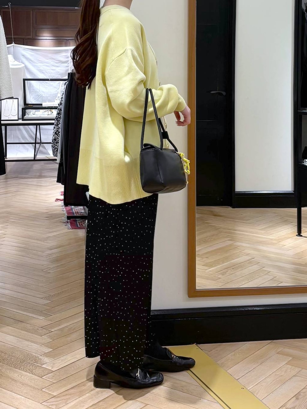 ブラック系のローファー、イエロー系のカーディガン/ボレロ、その他のスカートを着用したレディースの冬コーディネートの3枚目の写真