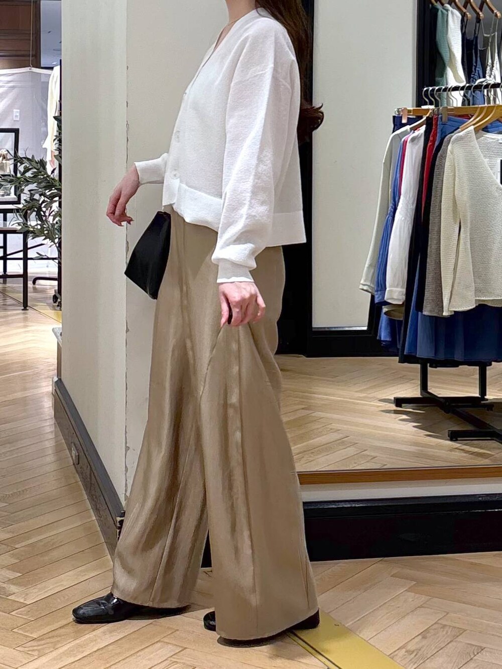 ブラック系のローファー、ベージュ系のその他パンツ、ブラック系のショルダーバッグを着用したレディースの春コーディネートの2枚目の写真
