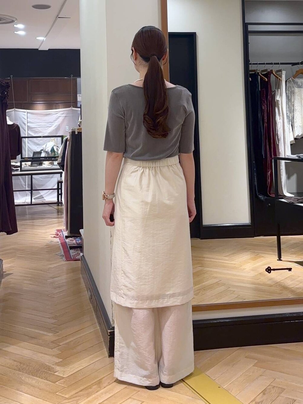 グレー系のTシャツ/カットソー、ブラック系のサンダル、ホワイト系のその他パンツを着用したレディースの夏コーディネートの3枚目の写真