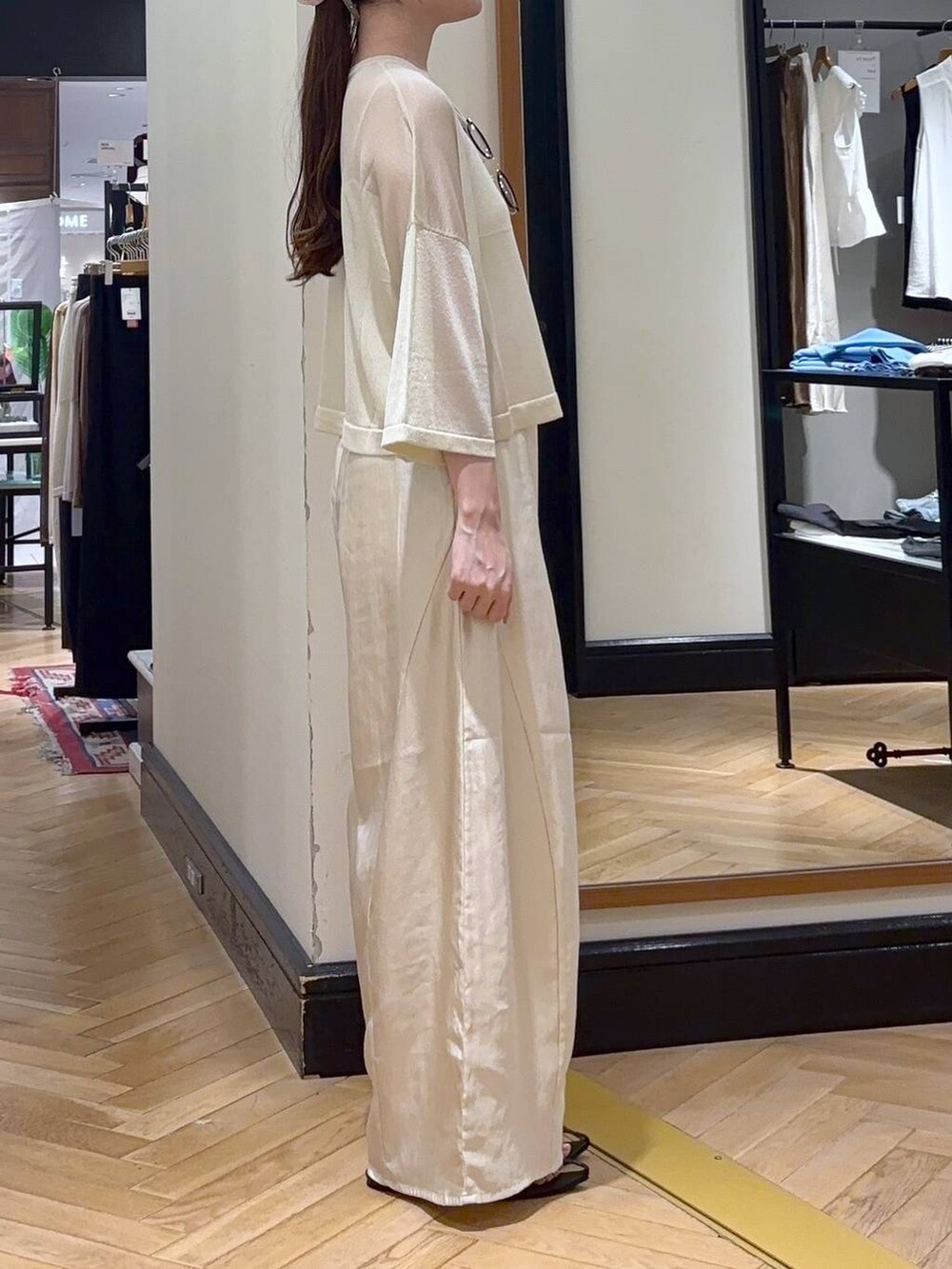 ホワイト系のキャミソール、ブラック系のサンダル、ホワイト系のその他パンツを着用したレディースの夏コーディネートの2枚目の写真