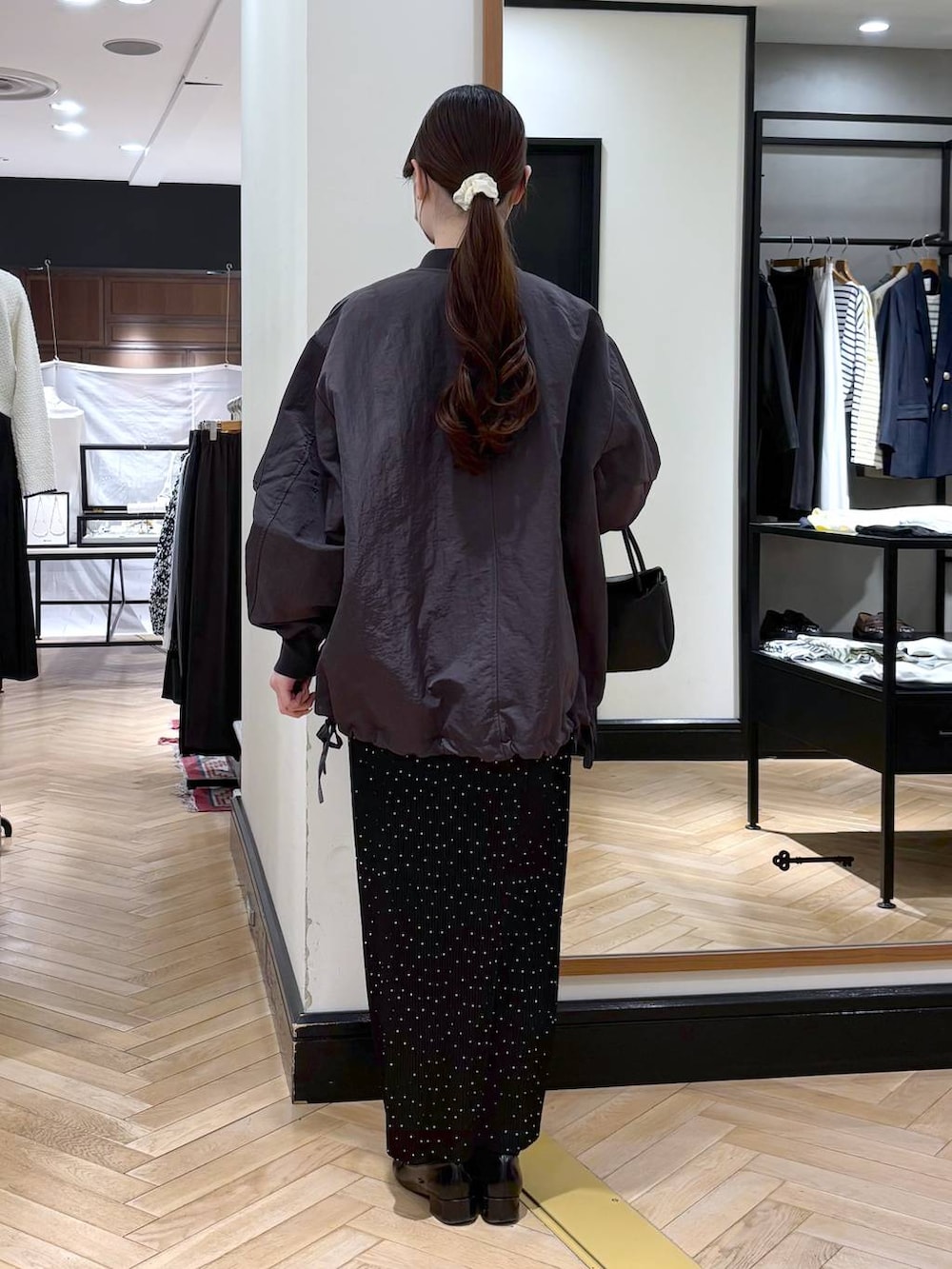 ブラック系のローファー、グレー系のMA-1、その他のスカートを着用したレディースの冬コーディネートの4枚目の写真