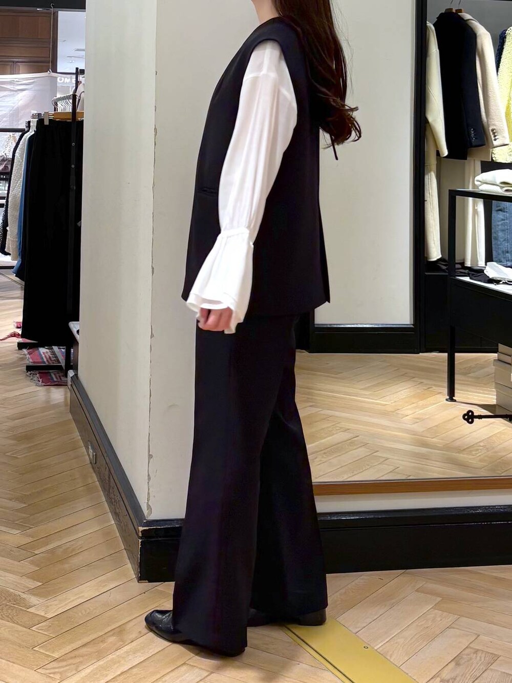 ブラック系のローファー、ホワイト系のシャツ/ブラウス、ブラック系のスーツセットを着用したレディースの冬コーディネートの5枚目の写真