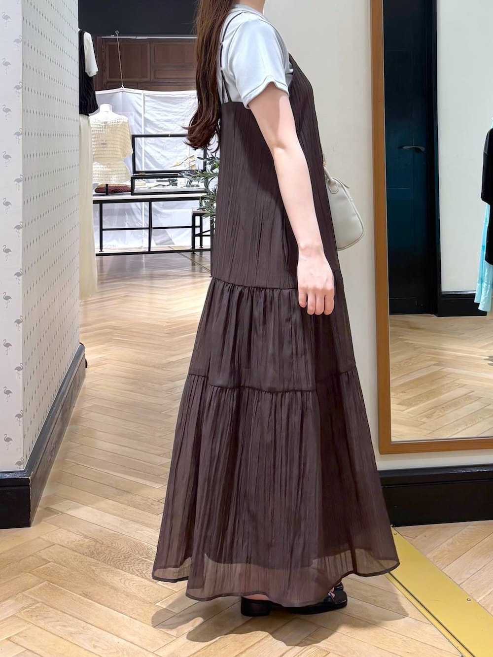 ブラック系のパンプス、ブルー系のTシャツ/カットソー、ブラウン系のワンピースを着用したレディースの夏コーディネートの2枚目の写真