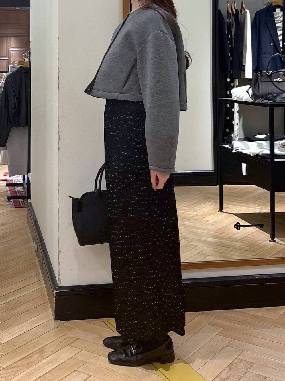 ブラック系のローファー、その他のスカート、グレー系のノーカラージャケットを着用したレディースの春コーディネートの3枚目の写真