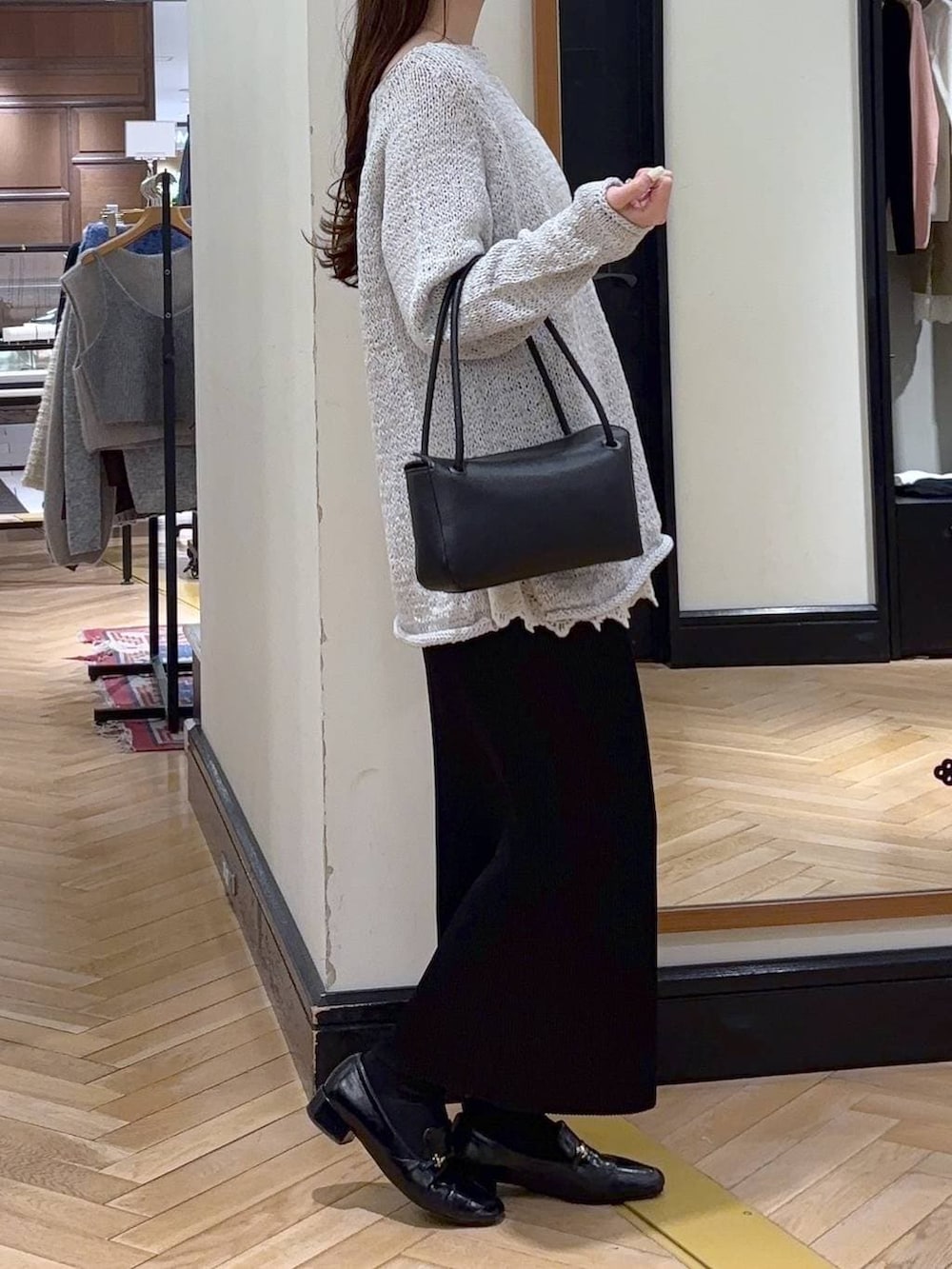 ブラック系のローファー、ブラック系のスカート、ホワイト系のチュニックを着用したレディースの冬コーディネートの2枚目の写真