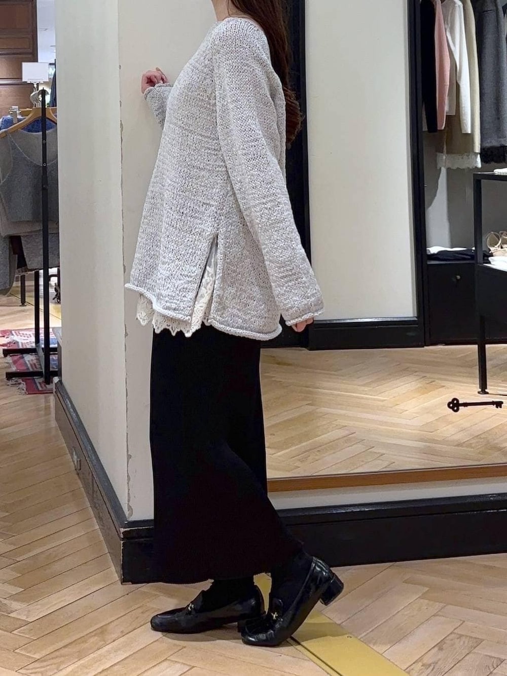 ブラック系のローファー、ブラック系のスカート、ホワイト系のチュニックを着用したレディースの冬コーディネートの3枚目の写真