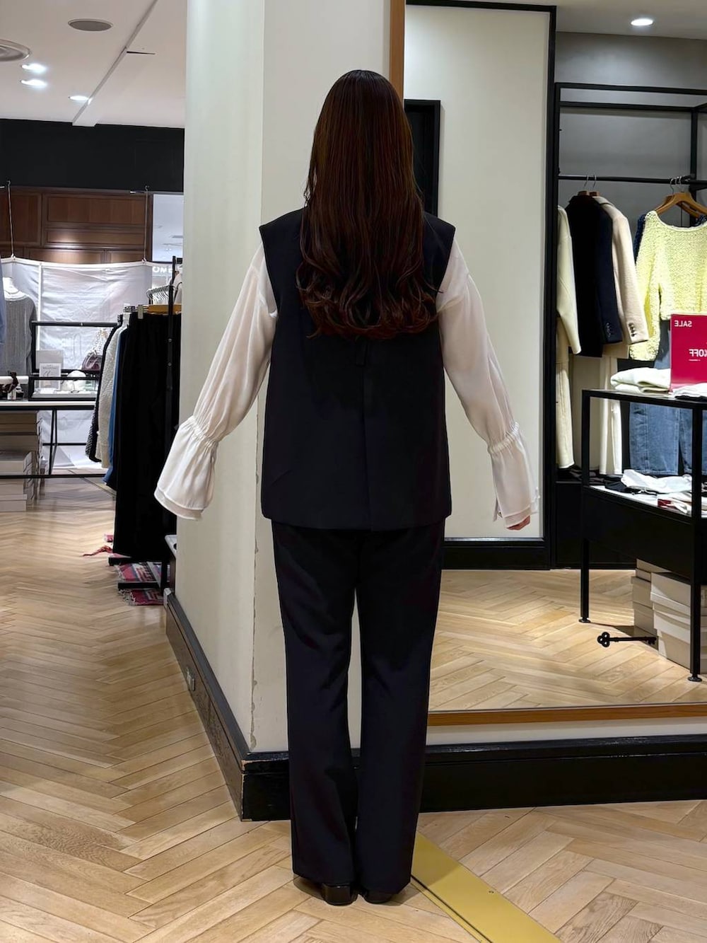 ブラック系のローファー、ホワイト系のシャツ/ブラウス、ブラック系のスーツセットを着用したレディースの冬コーディネートの8枚目の写真