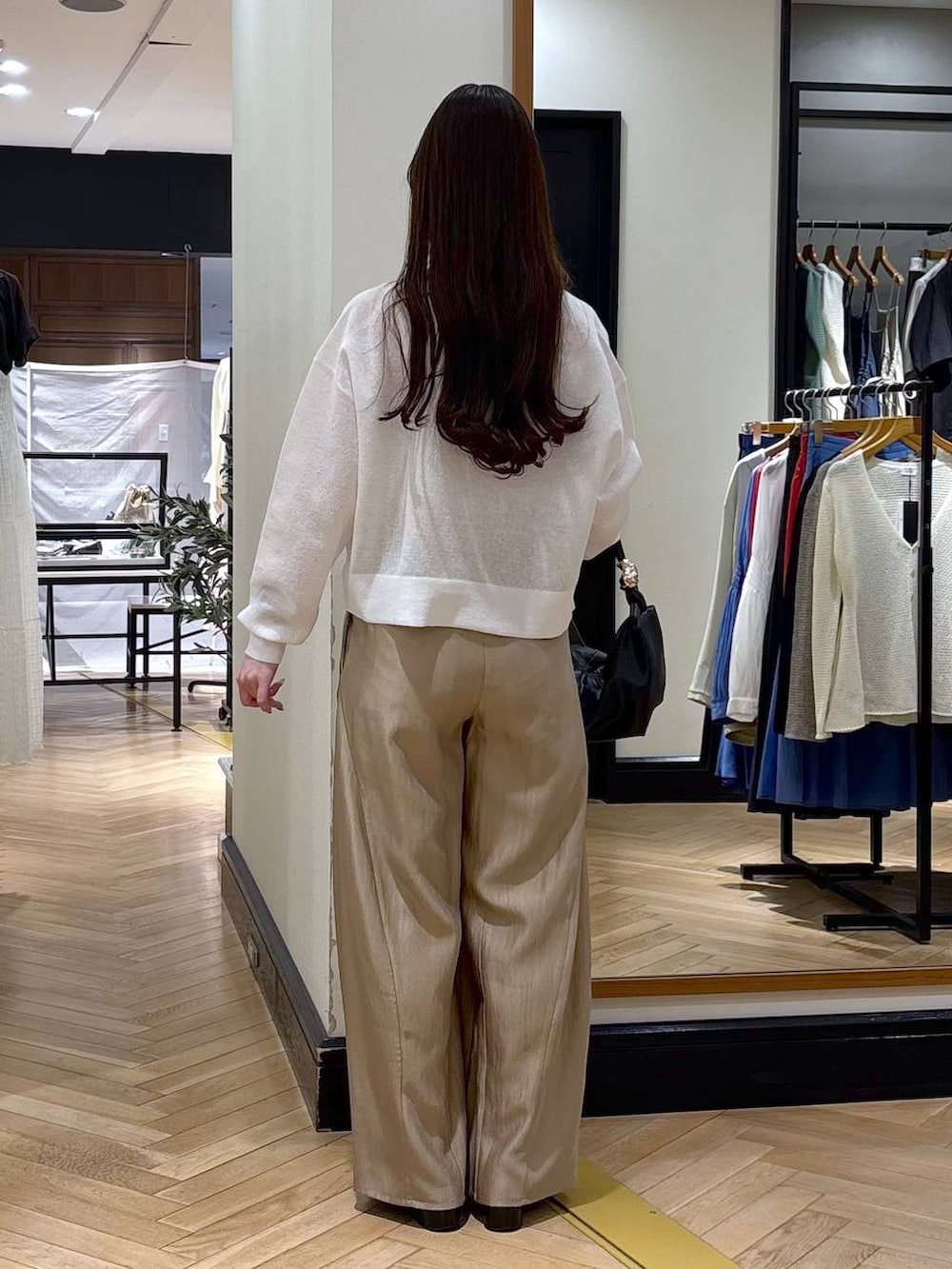 ブラック系のローファー、ベージュ系のその他パンツ、ブラック系のショルダーバッグを着用したレディースの春コーディネートの4枚目の写真