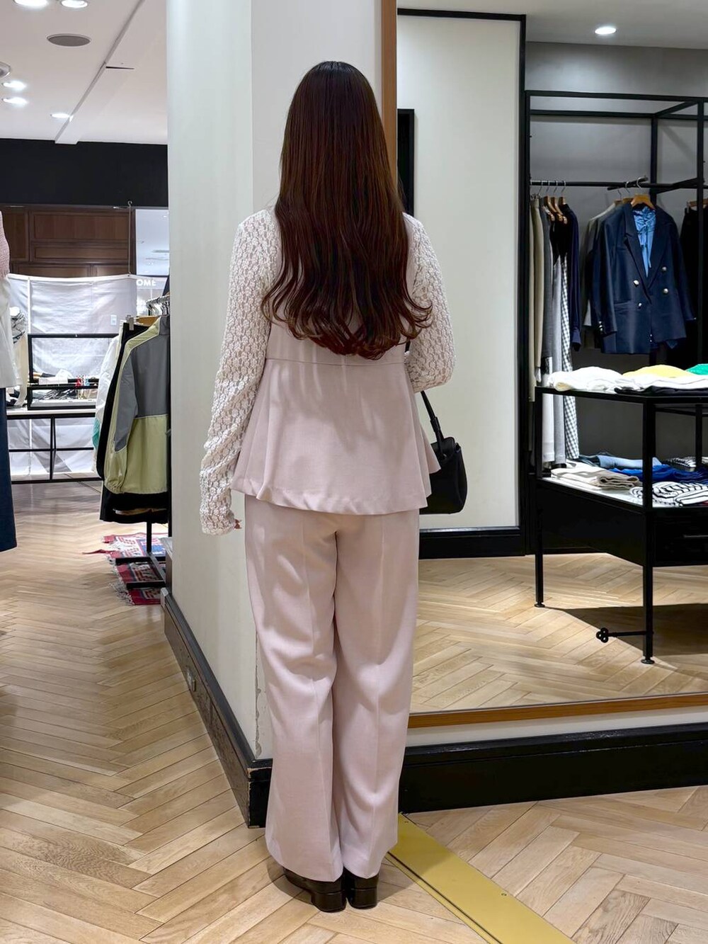 ブラック系のローファー、ホワイト系のTシャツ/カットソー、ピンク系のベストを着用したレディースの春コーディネートの5枚目の写真