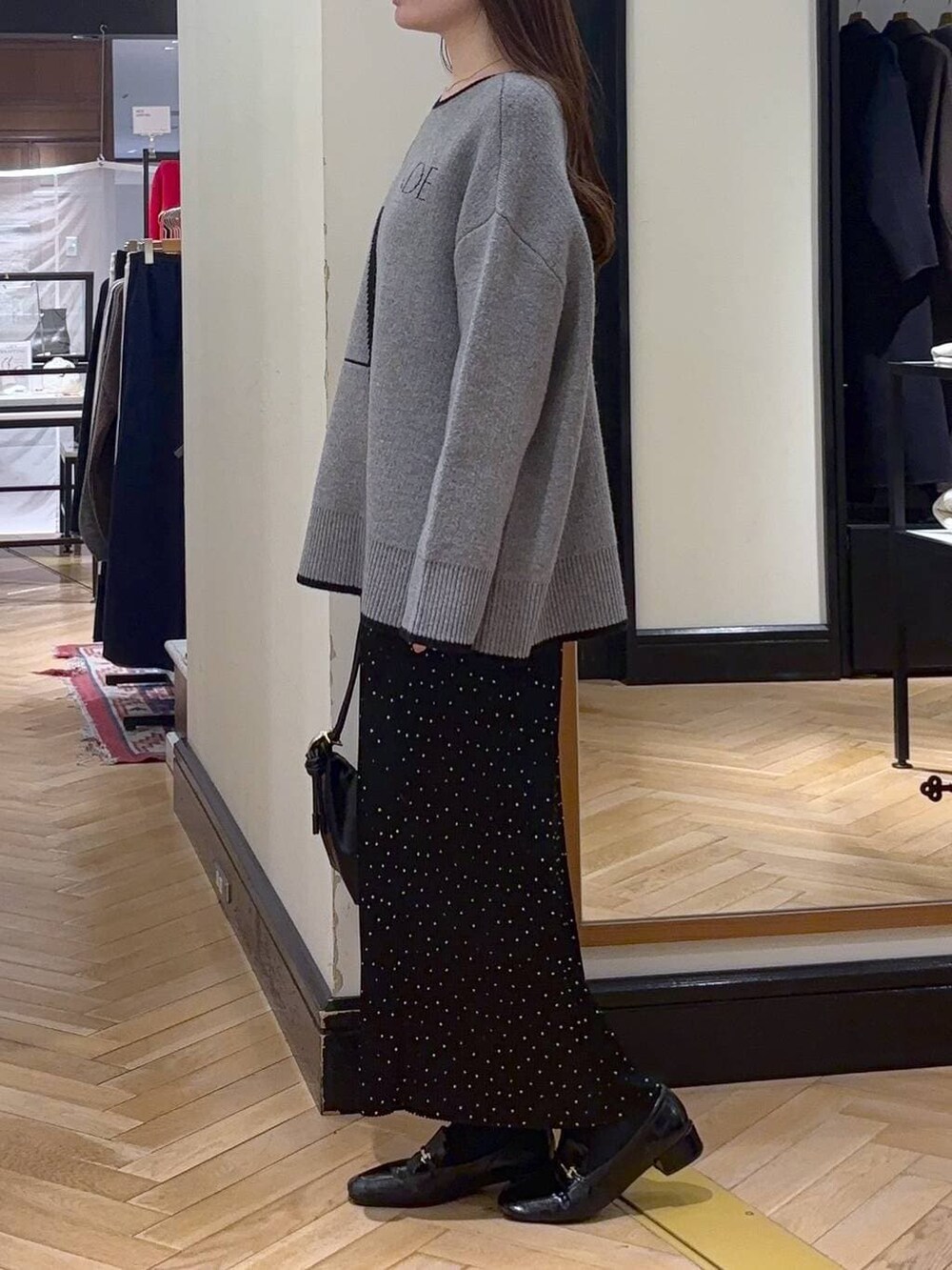 ブラック系のローファー、その他のスカート、ブラック系のショルダーバッグを着用したレディースの秋コーディネートの3枚目の写真