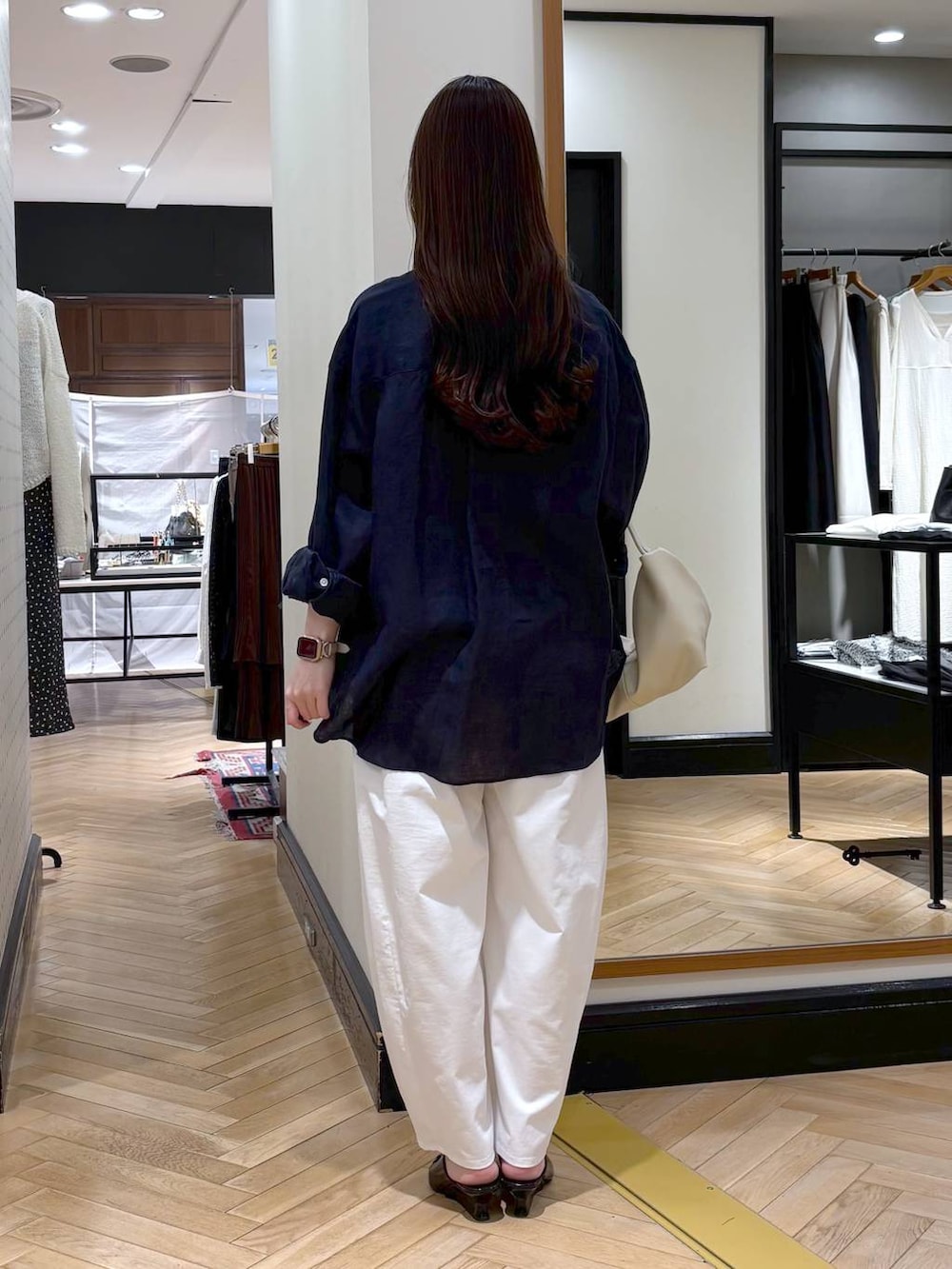 ブルー系のシャツ/ブラウス、ブラック系のサンダルを着用したレディースの春コーディネートの4枚目の写真